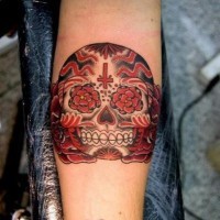Tatuaggio colorato sul braccio il teschio disegnato