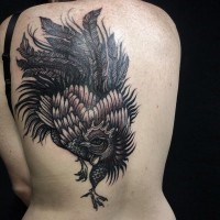 Tatuaje  de gallo negro en la espalda
