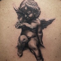 Tatuaje de ángel con mariposa en la espalda