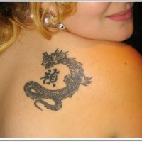 Schwarzer kleiner chinesischer Drache Tattoo am Schulterblatt