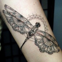 Schwarzes stilisiertes Libelle-Tattoo