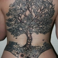 Tatuaje en la espalda,
árbol lindo con un montón de flores