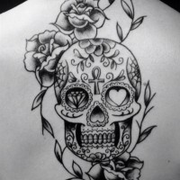 Tatuaje en la espalda, calavera con anj en la frente, rosas