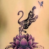 tigro nero attraente e farfalla su fiore di loto tatuaggio