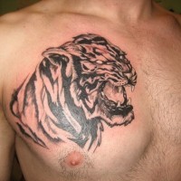 Schwarzer Tigerkopf Tattoo im asiatischen Stil an der Brust