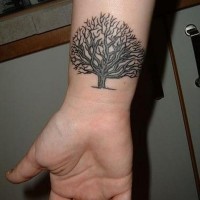 Tatuaje en la muñeca, árbol de la vida, tinta negra