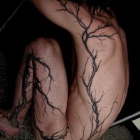 Tattoo mit Baum am ganzen Körper