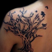 Tatuaggio nero bianco sulla spalla l'albero & gli uccelli
