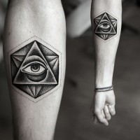 Tatuaje en el antebrazo,
ojo de la providencia en hexágono