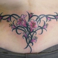 tribale nero e fiori rosa tatuaggio su parte bassa di schiena