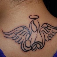 Tatuaje  de ángel estilizado en la espalda