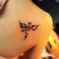 piccolo nero angelo tribale tatuaggio su scapola di ragazza