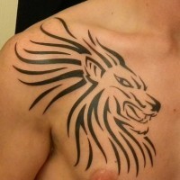 Tatuaggio in stile tribale sul petto il leone nero