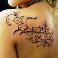 Tatuaje  de vid con hojas pequeñas en el hombro