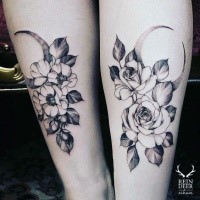 Estilo Blackwork incrível procurando flores pintadas por tatuagem Zihwa