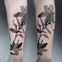 Blackwork Stil farbiges Unterarm Tattoo mit großer Blume