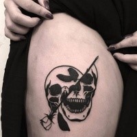Blackwork estilo legal tatuagem coxa olhando de crânio humano com rosa negra