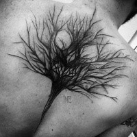 Blackwork style cool looking upper back tattoo by Inez Janiak of creepy tree