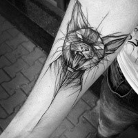 Blackwork estilo espeluznante pintado por Inez Janiak tatuaje de gato malvado en el antebrazo