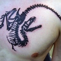 Blackwork Stil Dinosaurier Skelett Tattoo an der Brust