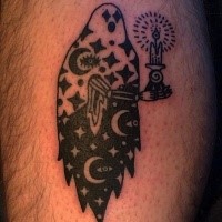 Blackwork Stil interessant aussehender Geist mit Kerze Tattoo am Bein