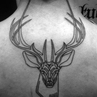 Blackwork Stil großer schön aussehender Hirsch Tattoo am Rücken