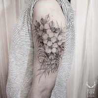 Blackwork estilo grande pintado por Zihwa tatuagem de flores silvestres agradáveis ​​