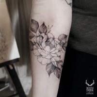 Blackwork estilo pequenas flores pintadas por tatuagem Zihwa no antebraço