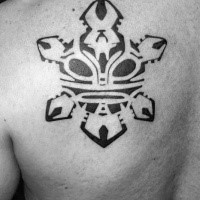 Blackwork style medium size scapular tattoo of Polynesian ornament