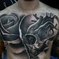 Tatouage de belle poitrine de style de travail noir de crâne humain combiné avec rose et coeur