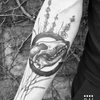 Blackwork estilo bonito olhando pintado por Dino Nemec antebraço tatuagem de caveira com flores