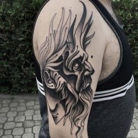 Style blackwork peint par Michele Zingales tatouage bras supérieur d'un homme mystérieux