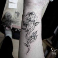 Blackwork estilo pintado por Zihwa antebraço tatuagem de cobra com rosa