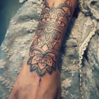 Tatuaje de ornamento floral típico de Blackwork en el brazo