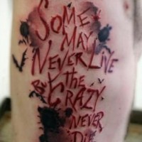 Tatuaje en el costado,  inscripción sangrienta grabada en la piel y bandada de murciélagos