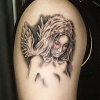 Tatuaje en el brazo,
ángel con ojos en sangre