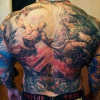 Tatuaje en la espalda completa, batalla entre dos guerreros