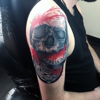 Crânio sangrento com tatuagem de lixo de polca de relógio no braço