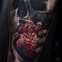 Tatuagem sangrenta pintado por eliot kohek de crânio humano com grande coração