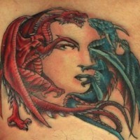 Tatuajes de dragones azul y rojo en la cabeza de una chica