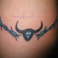 Tatuaje  de alambre de espina azul y símbolo de toro