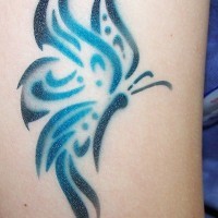 Tatuaje en la pierna,
mariposa azul elegante