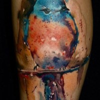 Tatuaje en la pierna, pájaro estilizado multicolor
