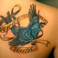 Tatuaje en el hombro, paloma, cinta con inscripción
