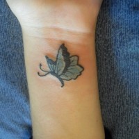 farfalla blu tatuaggio disegno per donna su polso