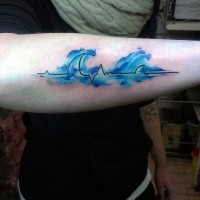 Blau gefärbte Wellen n der Form von Herzrhythmus Tattoo am Arm