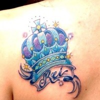 corona blu e piccola scrittura tatuaggio
