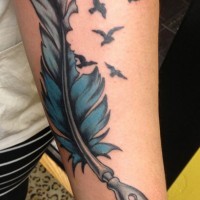 Blaue Feder und Vogel Tätowierung am Unterarm