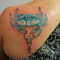 inchiostro blu granchio tatuaggio su spalla di ragazza