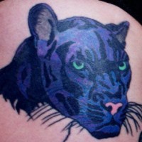 Tatuaje de la cabeza de una pantera en tinta azul.